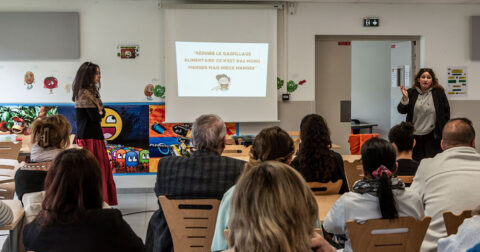Présentation de l'association Pro-portion devant les parents d'élèves, personnels de restauration, direction de l'école et animateurs.